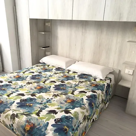 Valerias Nest Elegant With Wifi And Charm Lägenhet